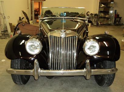 Avto Navi obnovljen starodobnik